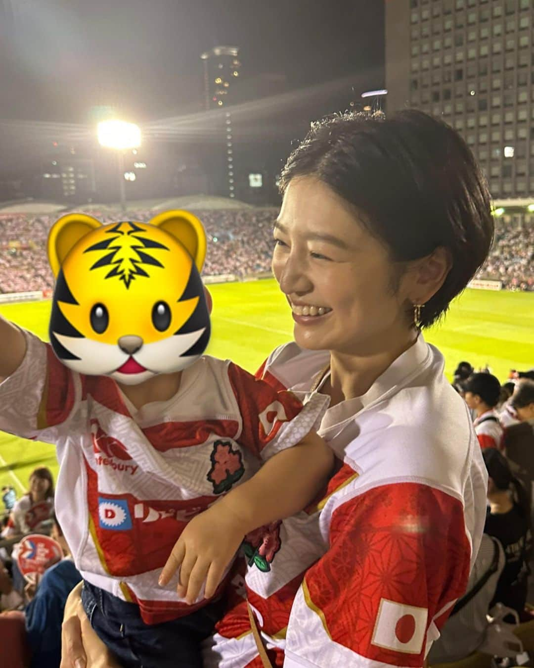 上野優花さんのインスタグラム写真 - (上野優花Instagram)「#RWC2023  ついに日本代表メンバー30人が 発表されましたね🥹‼️  残りの3人も かなり気になるところ🏉  壮行会の映像を見てるだけで 目頭がグッと熱くなりました🇫🇷  写真は 8月5日のvs フィジー戦🏉  座ってるだけで、 汗が吹き出す程暑かったー！！  後半、2つのトライで 会場が大歓声に包まれて 楽しかったな😆🙌🏻  声って力になる。  その声はきっと選手に届くはず！  フランスに届け〜！！ 私たちの想い🇫🇷🩷  選手たちを信じています😊👏🏻  🇫🇷🏉🌸  念願だった 我が子と一緒にユニフォーム💛  どんなにイヤイヤ期でも ラグビーの試合中は じっと見入ってくれてる👶🏻と いつかRWCに行きたいという 新たな夢もできました☺️  #もはやラグビーアカウントになりつつあるね　笑 #本日もラグビー観戦日和でした #rwc2023france🇫🇷」8月17日 0時33分 - yuka_ueno89