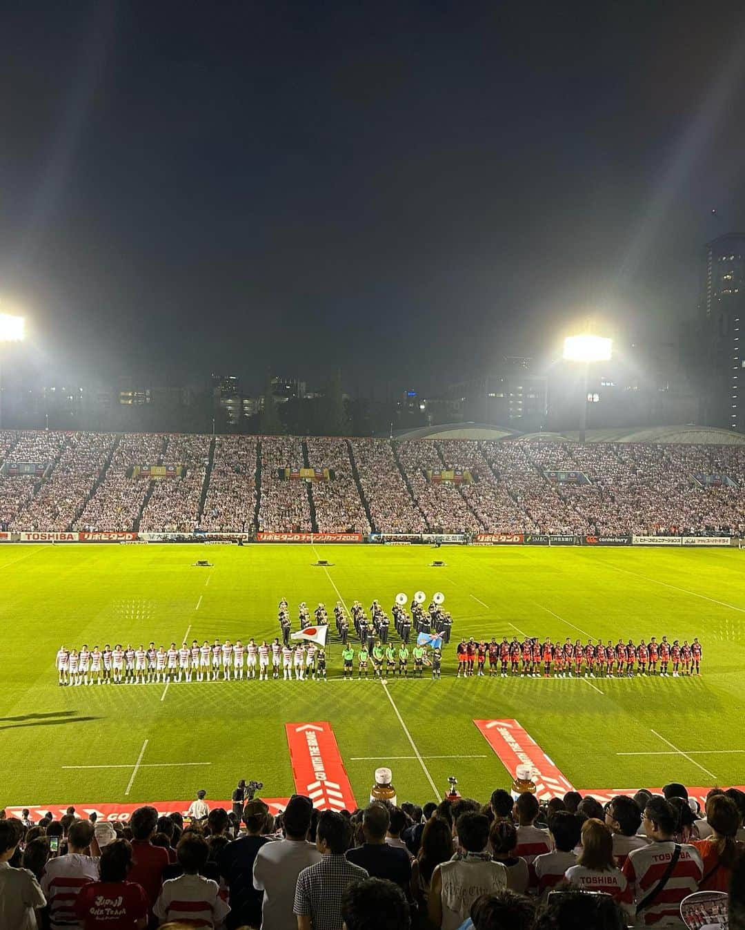 上野優花さんのインスタグラム写真 - (上野優花Instagram)「#RWC2023  ついに日本代表メンバー30人が 発表されましたね🥹‼️  残りの3人も かなり気になるところ🏉  壮行会の映像を見てるだけで 目頭がグッと熱くなりました🇫🇷  写真は 8月5日のvs フィジー戦🏉  座ってるだけで、 汗が吹き出す程暑かったー！！  後半、2つのトライで 会場が大歓声に包まれて 楽しかったな😆🙌🏻  声って力になる。  その声はきっと選手に届くはず！  フランスに届け〜！！ 私たちの想い🇫🇷🩷  選手たちを信じています😊👏🏻  🇫🇷🏉🌸  念願だった 我が子と一緒にユニフォーム💛  どんなにイヤイヤ期でも ラグビーの試合中は じっと見入ってくれてる👶🏻と いつかRWCに行きたいという 新たな夢もできました☺️  #もはやラグビーアカウントになりつつあるね　笑 #本日もラグビー観戦日和でした #rwc2023france🇫🇷」8月17日 0時33分 - yuka_ueno89