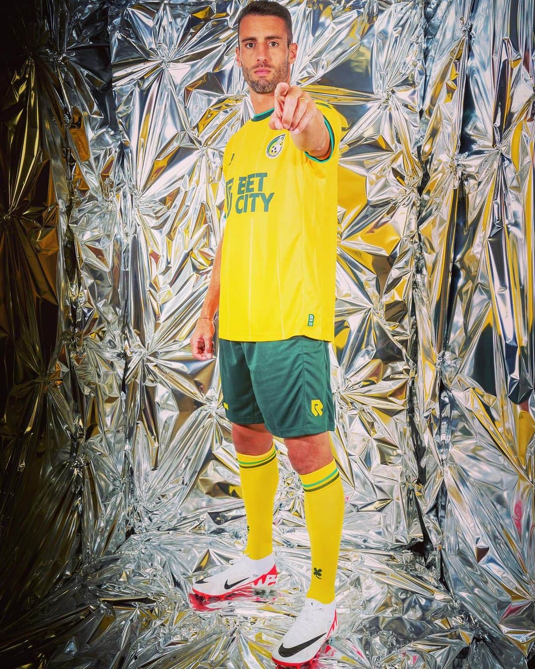 イヴォ・ピントのインスタグラム：「🏠- 👕 is fire! 🔥🔥🔥 @fortuna.sittard x @robeysportswear」