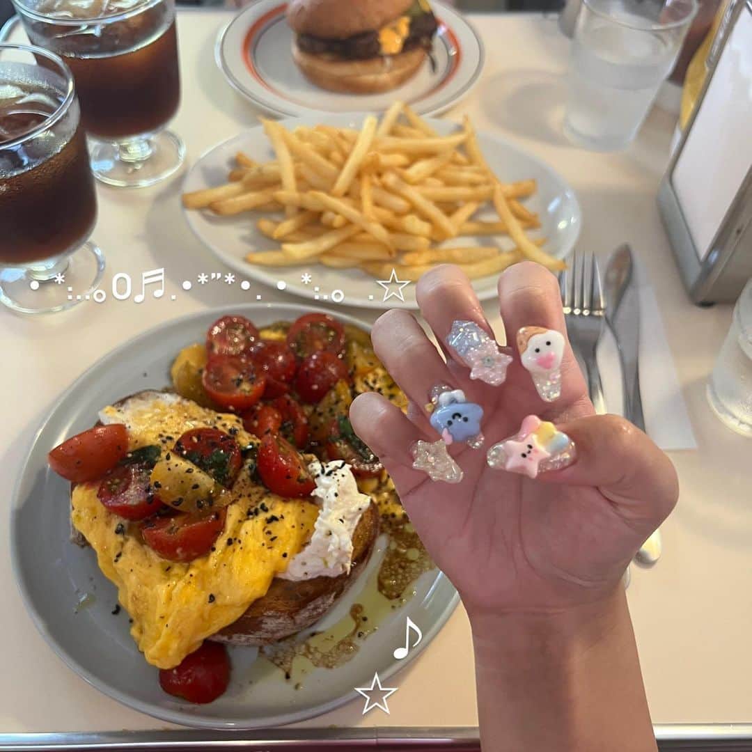 湯上響花のインスタグラム：「・*:..｡o♬.･*’’*･.・*:.。.☆ #きょうきょうネイル @nailsalon.kurni.ebisu  本田さんにやって頂きました🥺🩵 顔がついてる子いますか！？で決まったこのデザイン🥹 この子達1ヶ月間めちゃくちゃ愛されてた😭 流れ星くんもアイスクリームちゃんも雲っちも みんな大好き忘れないよぉ😭😭」