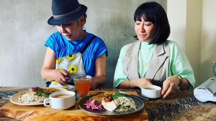 風間ゆみえのインスタグラム：「cooking🍳remedy @roomys.official  @tokyospicehouse1   8月のスパイスクラス🫚✨ 動画アップされています！  スパイスを楽しむにはこの季節からスタートするのおすすめです！  異国情緒を楽しめるスパイス料理で、胃腸のケアをしながら消化促進、栄養の吸収も高めて、代謝もUP、抗酸化、肌艶も良くなって、嬉しいことしかないのに、簡単でお料理上手に見えちゃう♡笑  #スパイスは薬膳  #スパイスはナチュラルメディスン #スパイスを上手に使う  #スパイスは食べる漢方  #良いスパイス @roomys.official  @tokyospicehouse1」