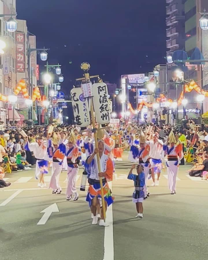 大河内美紗のインスタグラム：「夜の両国本町演舞場流しおどり⭐️ 今回はワイヤレスのヘッドセットマイクでスピーカーを腰に巻きつけてどこでも自由自在に唄えるセッティングで臨みました♪舞台でも演舞場でも唄唄唄🎤待ち時間も完全に喜んでいます😆 夜は三味線に提灯もついて可愛い😍🏮 #阿波踊り #よしこの #徳島阿波踊り #民謡 #和歌山 #紀州連 #sdn48  #japan #japanesetraditionalsinger #徳島市阿波踊り公式アンバサダー #awaodori」