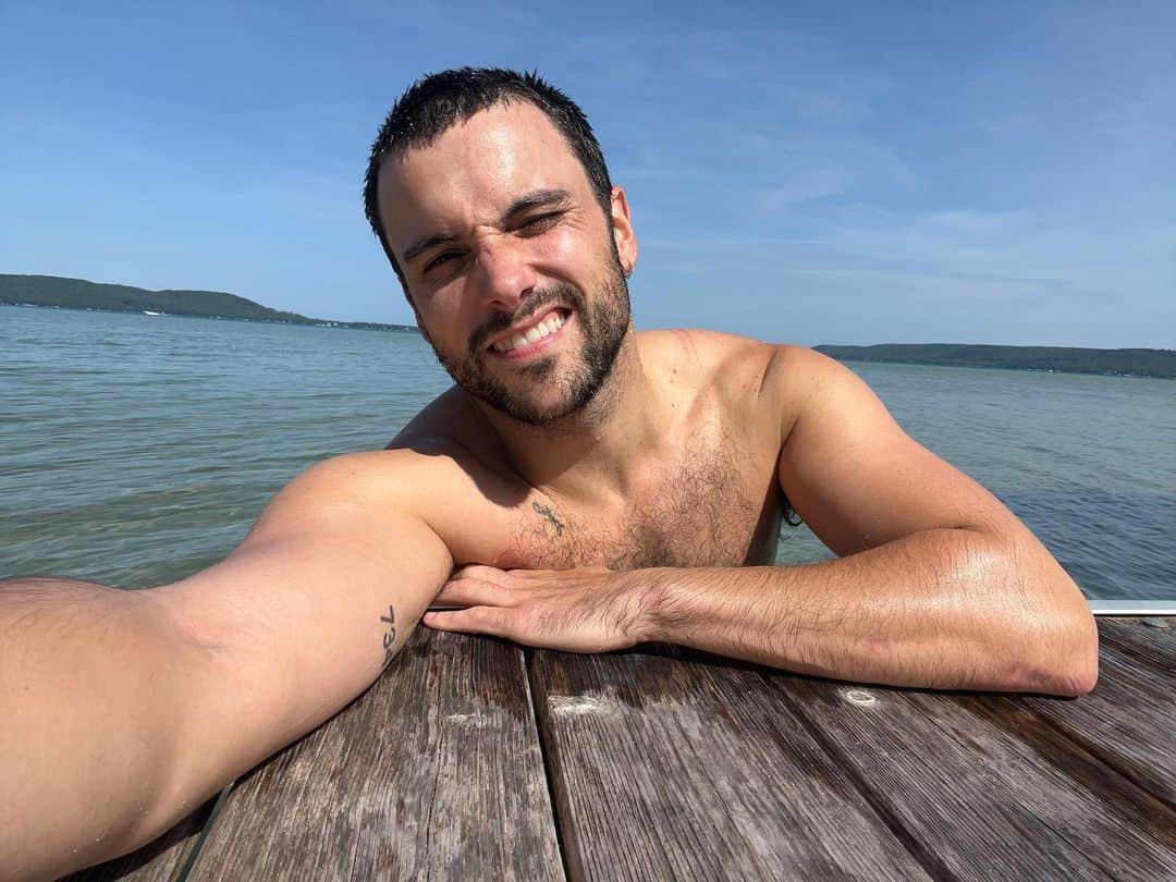 ジャック・ファライーのインスタグラム：「Haven’t showered since I’ve been up here. She does the trick just fine.」
