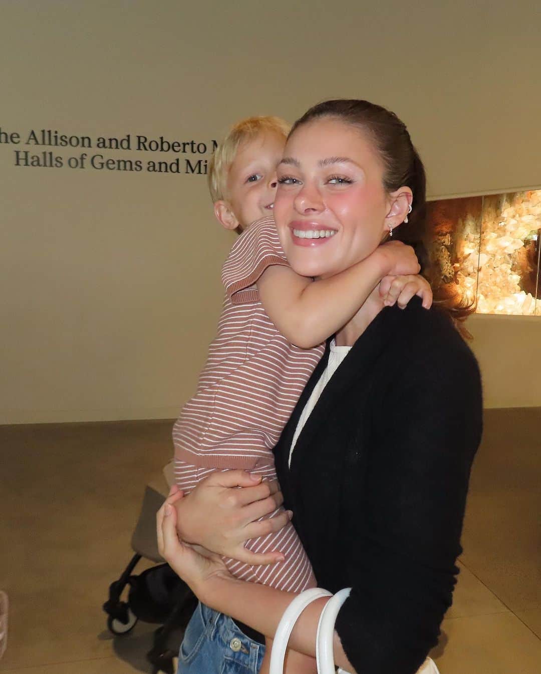 ニコラ・ペルツのインスタグラム：「we took our little bestie to the museum 💖🦋🦖🦕」