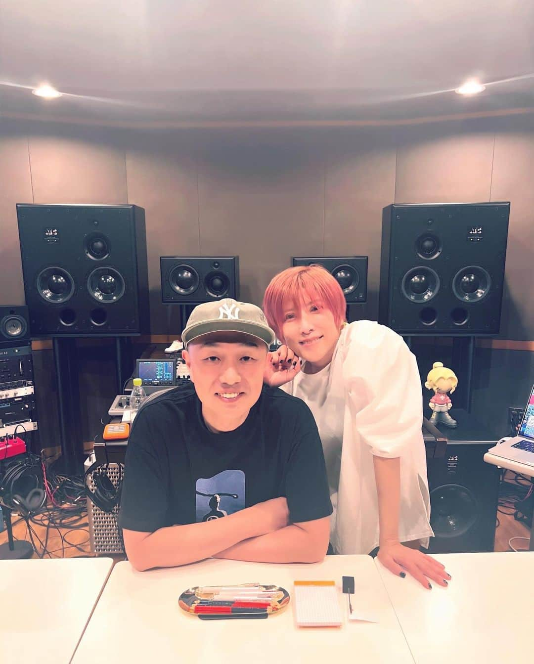 YU-KIさんのインスタグラム写真 - (YU-KIInstagram)「ある曲のMIXをお願いした トップエンジニアのD.O.I.さん ダイナミックな音が完成🙌  肩の力がいい感じに抜けてて レコーディングにおける 楽しい話も沢山聞かせてもらい お陰さまで充実したMIX dayになった  D.O.I.さん、 そして解禁まではお名前出せない アレンジしてくださった〇〇さん カッコいい音を　 ありがとうございましたー☺️  皆さんに届けられる日が 待ち遠しいわん  #TRF30thanniversary #リテイク曲制作は続く #studiorecording  #D.O.I. #soundengineer  #TRFYU-KI」8月17日 0時52分 - yuuki.trf.1912