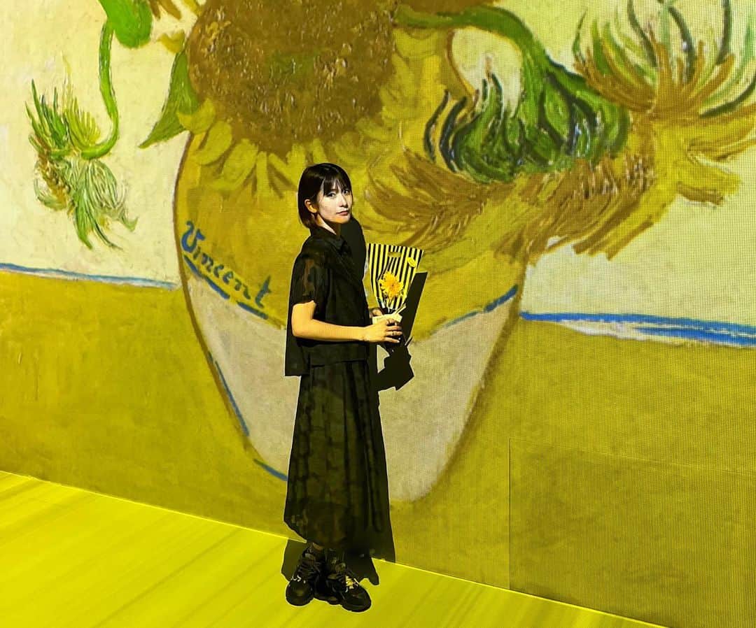 来栖うさこさんのインスタグラム写真 - (来栖うさこInstagram)「. . .  日本橋三井ホールで開催中🌻  Immersive Museum TOKYO 2023  “ポスト印象派” POST-IMPRESSIONISM  観に行ってきました☺️🩷  油絵がやっぱり好きだから 自分でも描きたいなああああ  油絵🖼️だれか一緒にやろ🥺  昔はよく一人で美術館周りしてたんやけど 最近行けてなかったから再開したい🎨🌟  #immersiveart #immersivemuseum  #ゴッホ #日本橋三井ホール  #美術館巡り #ゴッホ展  #イマーシブミュージアム #VincentVanGogh #BOUQUETOFSUNFLOWERS」8月17日 0時57分 - kurusu_usako