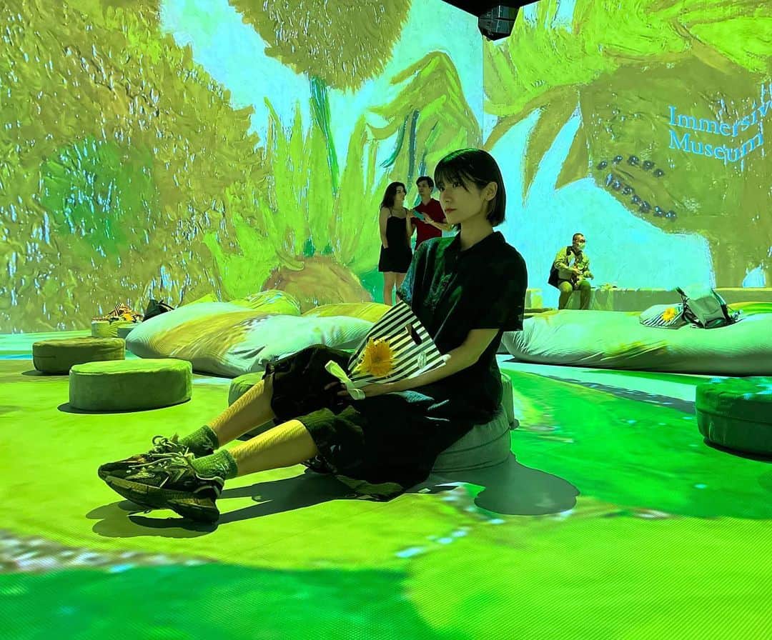 来栖うさこさんのインスタグラム写真 - (来栖うさこInstagram)「. . .  日本橋三井ホールで開催中🌻  Immersive Museum TOKYO 2023  “ポスト印象派” POST-IMPRESSIONISM  観に行ってきました☺️🩷  油絵がやっぱり好きだから 自分でも描きたいなああああ  油絵🖼️だれか一緒にやろ🥺  昔はよく一人で美術館周りしてたんやけど 最近行けてなかったから再開したい🎨🌟  #immersiveart #immersivemuseum  #ゴッホ #日本橋三井ホール  #美術館巡り #ゴッホ展  #イマーシブミュージアム #VincentVanGogh #BOUQUETOFSUNFLOWERS」8月17日 0時57分 - kurusu_usako