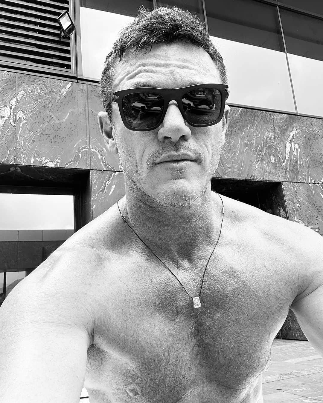 ルーク・エヴァンズさんのインスタグラム写真 - (ルーク・エヴァンズInstagram)「#humpday #pooltime」8月17日 0時57分 - thereallukeevans