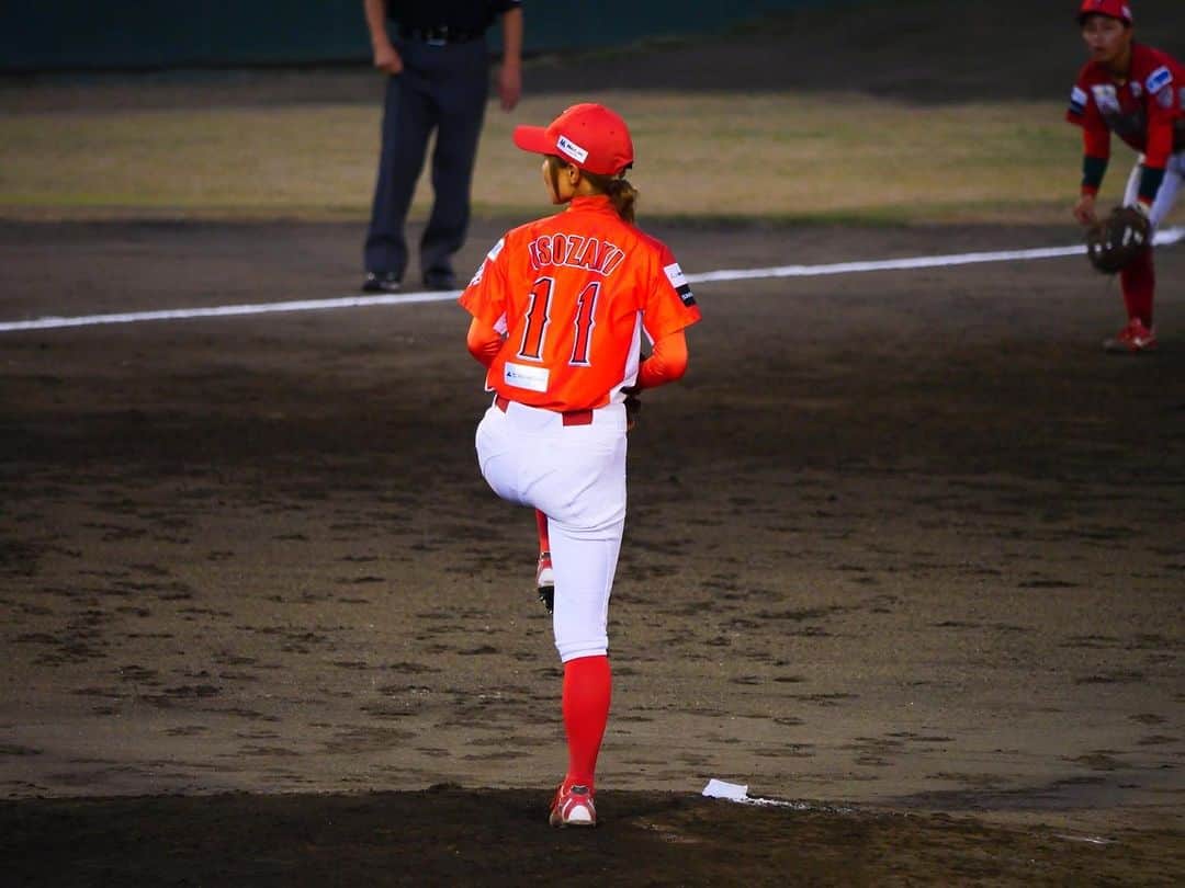磯崎由加里のインスタグラム：「第18回全日本女子硬式クラブ野球選手権大会  この大会に携わって下さった皆様、朝早くから遅くまで運営、サポート本当にありがとうございました！  結果は2回戦敗退、、、 しっかりこの結果を受け止めて次に向けてまた頑張ります✨  初戦、エイジェック 2回戦、西武ライオンズレディースと対戦し、トップレベルのチームと対戦できたことは個人としてもチームとしても大きな収穫になりました。  チームとして取り組んできたことも試合でできたり、私もピッチングの中でやりたいことができたりと良いところもたくさんありました！  ですが、あと一歩及ばず、、、 この負けを次の大会で活かせるようにまた練習したいと思います😊  次こそ勝つ🏆✌️  #女子野球 #野球」