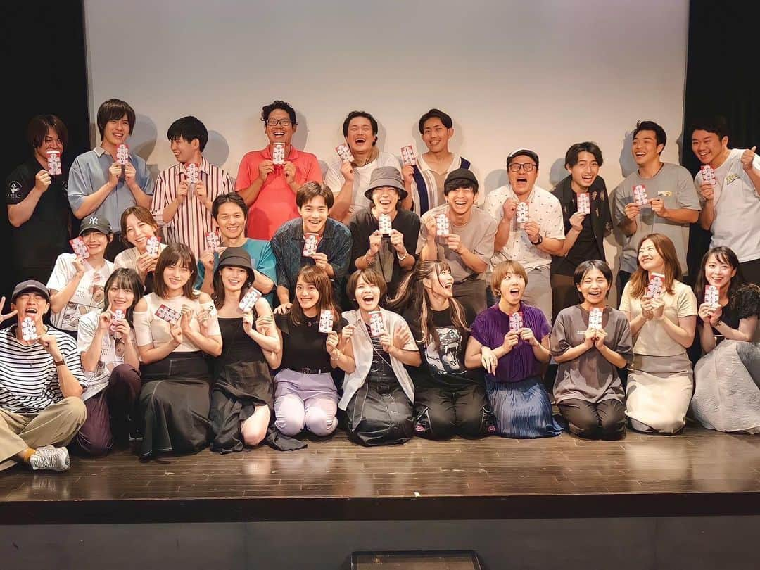 藤本真未のインスタグラム：「* 溝ノ口劇場プロデュース公演 #100年越しの初恋 vol.3 終幕いたしました✨ ご来場いただきました800名の皆さま ありがとうございました！ * ちょうど1年前に客席で観て、聴き惚れた朗読劇👂 まさかその舞台に1年後に立たせていただけるなんて、夢にも思っていませんでした☺️ * 「読む」「伝える」ではなく、「演じる」ことの奥深さ・難しさ・楽しさを、一から教えていただきました😌🤍 * 初舞台で、壁にぶつかる瞬間もたくさんありました。 その度に、周りの皆に助けられて支えられて、一歩一歩＂美沙子＂に歩み寄れた気がします。 * 櫻井役の鍋田さんも、色々なことを教えてくださって、初日までに私を何段階か引っ張り上げてくださいました🎣笑 感謝！！ * 最高の座組でした！お稽古から本番(打上げも)まで、一瞬一瞬がかけがえのない愛おしい時間です！ 「100越しの初恋 vol.3」の一員として、舞台に立てたこと、本当に幸せでした…🤍🩵 * いつかまた、皆とお芝居ができたら嬉しいなと心から思います🥹❤️ * 改めまして… 脚本/演出/プロデュースの山本さん、 溝ノ口劇場オーナーの重岡さん、 スタッフの皆さま、キャストの皆さま、 作品に想いを寄せてくださった皆さま、 この公演に関わってくださったすべての皆さま、 本当にありがとうございました🤲  チームG 北条美沙子 役　藤本真未 * あと少しだけ振り返り投稿させてください〜！ * #朗読劇 #舞台 #溝ノ口劇場 #かわさきFM ※Tシャツは非売品です * 2枚目の写真は打上げで三島くん @ryuta3island321 が撮ってくれたんだけど、偶然居合わせた、チームノックアウト🥊×チームGのメンバー！めっちゃ良い表情！」