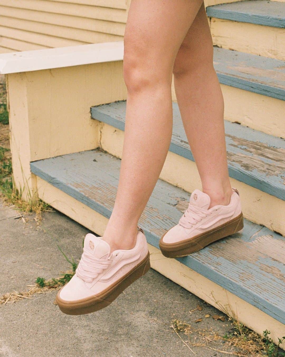 vans girlsのインスタグラム：「Perfectly puffy, the Knu Stack in Rose Smoke/Gum is available now at the link in bio.」