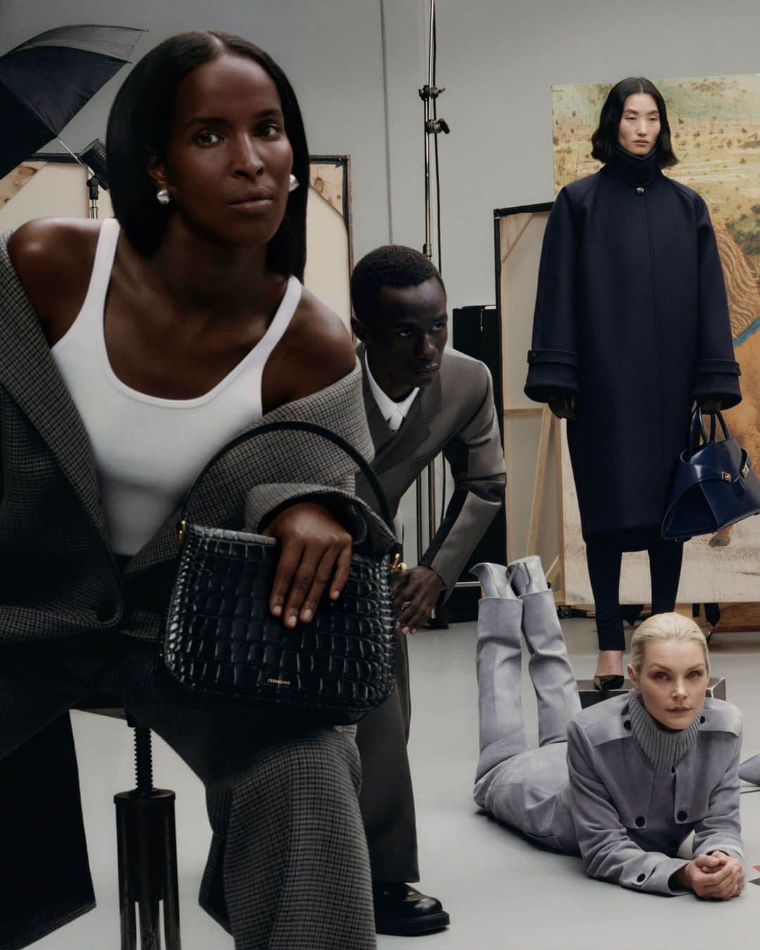 サルヴァトーレ・フェラガモのインスタグラム：「In the #FerragamoFW23 campaign the contemporary Florentine bottega is also brought to life, as Tyler Mitchell captures the connectivity of the group of curious minds, and even steps from behind the lens to participate as one himself. #FerragamoNewRenaissance.​  ​@zzaynss @malickbodian @linazhanglina @txxmini @jessicastamofficial and @pandorasjukebox on set lensed by @tylersphotos. In the background, Piero della Francesca, 1467-1472, and Giovanni Bellini, 1490-1500 ca. By permission of the Ministry of Culture – Gallerie degli Uffizi. ​  Campaign Concept and Creative Direction @ferdinandoverderi​ Lensed by @tylersphotos」