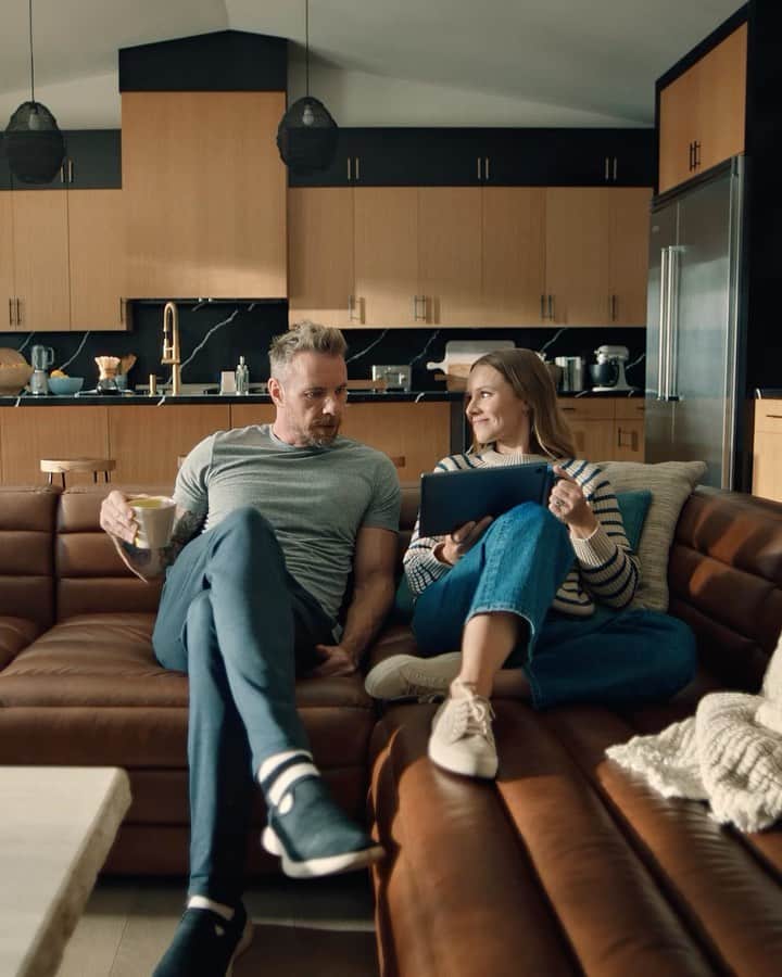 のインスタグラム：「Timing is everything baby!! So is knowing the value of what you’re driving around. That’s why @daxshepard and I teamed up with @gocarvana to let everyone know that tracking your car’s value is easier -and more necessary-than ever. Whether you’re looking to sell or just curious about your car’s value, check out #carvana Value Tracker today! #HOLD」