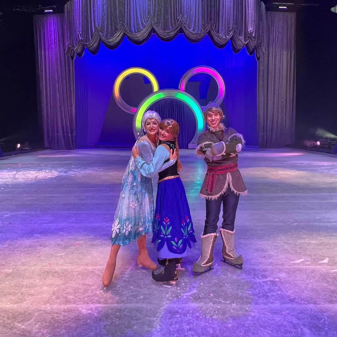 ゴーダ・ブトクテのインスタグラム：「Frozen family had the most amazing 2 weeks in Puerto Rico 🇵🇷 ❄️ . . . . #frozen #iceskating #disneyonice」