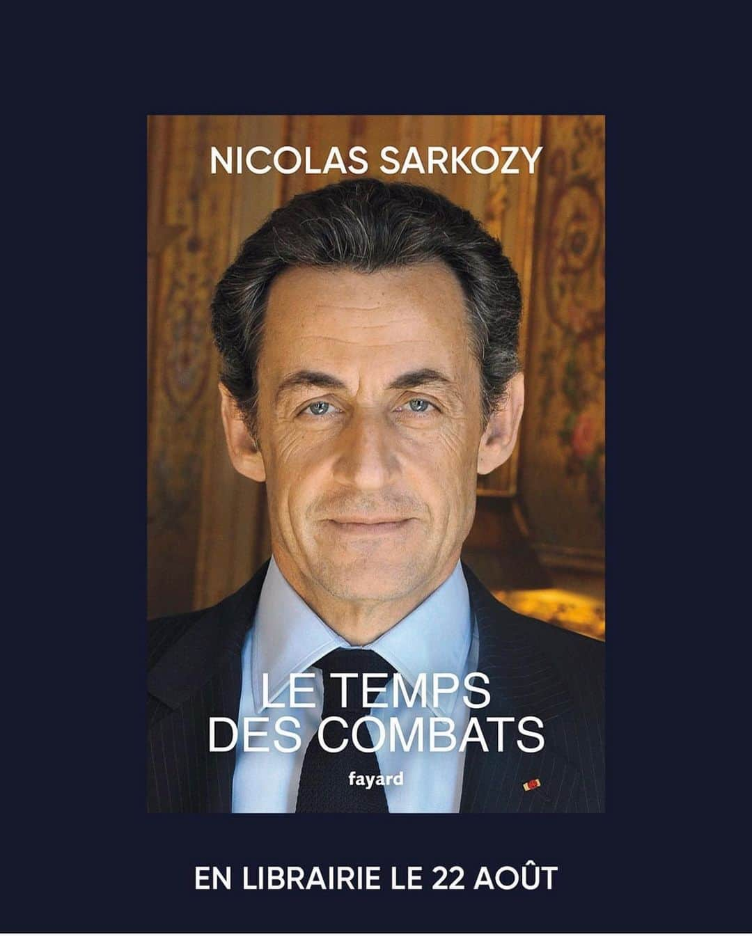 カーラ・ブルーニのインスタグラム：「nicolassarkozy « J'ai voulu prendre le lecteur par la main, lui faire vivre ces années à l'Elvsée comme s'il avait été à mes côtés tout au long de ces événements. Cela m'a paru d'autant plus naturel que cette histoire ne m'appartenait pas davantage qu'à chacun de ceux qui me feront l'immense plaisir de leur lecture. Ces moments partagés, que beaucoup ont gardés en mémoire, constituent une partie de notre patrimoine commun, de notre identité, de nos souvenirs enfouis, mais restent liés à des instants de chacune de nos vies privées. (.) C'est un récit brûlant que j'ai eu tant de plaisir à écrire de la première à la dernière ligne. Le simple fait que vous preniez la peine d'ouvrir ce livre me comble. Partager a toujours été le sens profond de ma vie. J'espere que vous sentirez au travers de ces pages combien j'aime la France et j'ai voulu être aimé des Français. » Le Temps des Combats, parution mardi 22 août aux @editionsfayard crédit photo  @gregoire_elodie   Mon amour…..♥️ @nicolassarkozy ♥️♥️♥️✍️」