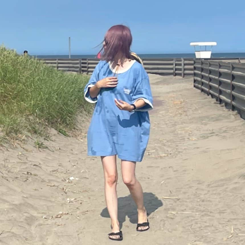 ryuu79hinaさんのインスタグラム写真 - (ryuu79hinaInstagram)「いつぞやの海帰り𓂃🐚‎🤍 ・ ・ 今年のUTグラフィックTシャツも可愛すぎた️🩵 見えてないけど後ろには大きなドナルドダックがバーンっているの可愛すぎ♡ ・ ・ UNIQLOの4XL←もぅほんと好き😮‍💨 水着の上から着てそのまま帰るスタイル ・ ・ ━━━━━━━━━━━━━━━ #海#海水浴#夏#夏の思い出#コーデ記録#UNIQLO#ユニクロ#ユニクロコーデ#ユニクロ購入品#UT#グラフィック#Tシャツ#ママコーデ#コーデ#大人カジュアル#シンプルコーデ#tシャツコーデ#カジュアル#カジュアルコーデ#instagood#ディズニー#夏コーデ#プチプラコーデ#코디#패션스타그램#코디스타그램#옷스타그램#패션#데일리그램#アラフォーコーデ」8月17日 1時21分 - ryuu79hina