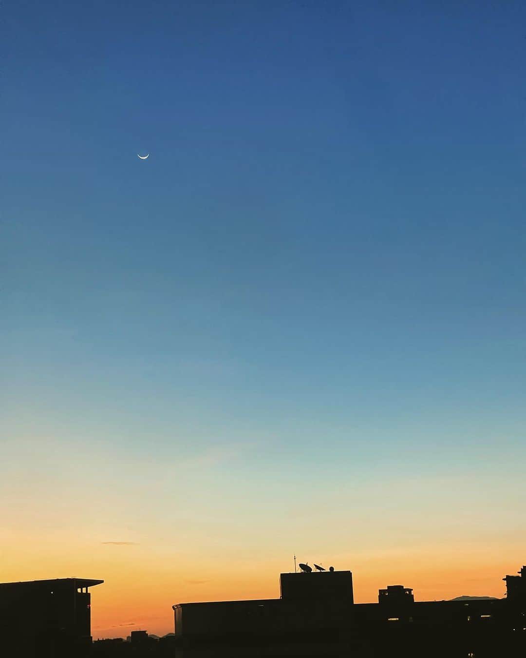 ヒビ・ティエンのインスタグラム：「🌙 一一演唱會圓滿畢業，媒體採訪慶功宴結束， 從歡騰喧囂回到自己的房間，卸妝梳洗還原自己，準備拉上窗簾躺床休息時，看見窗外漸亮的天空掛著細細的殘月，覺得有種形單影隻的孤寂，又帶點輕巧皎潔的可愛。  一一給予後，被一一寵愛，覺得一一圓滿。  用眼睛看她是殘月，用心看她依然圓滿； 曾經豐盈的，都不會消失。  有無？  皆有皆無。  嗯。「真正重要的事情是眼睛看不見的，唯有用心才看得見。 -小王子」  謝謝每一位豐盈圓滿這場一一演唱會的有心人。  過去，謝謝你一路相伴； 現在，讓我乘著無人光影遠行去； 未來，期待再相遇。  #乘著無人光影的遠行」