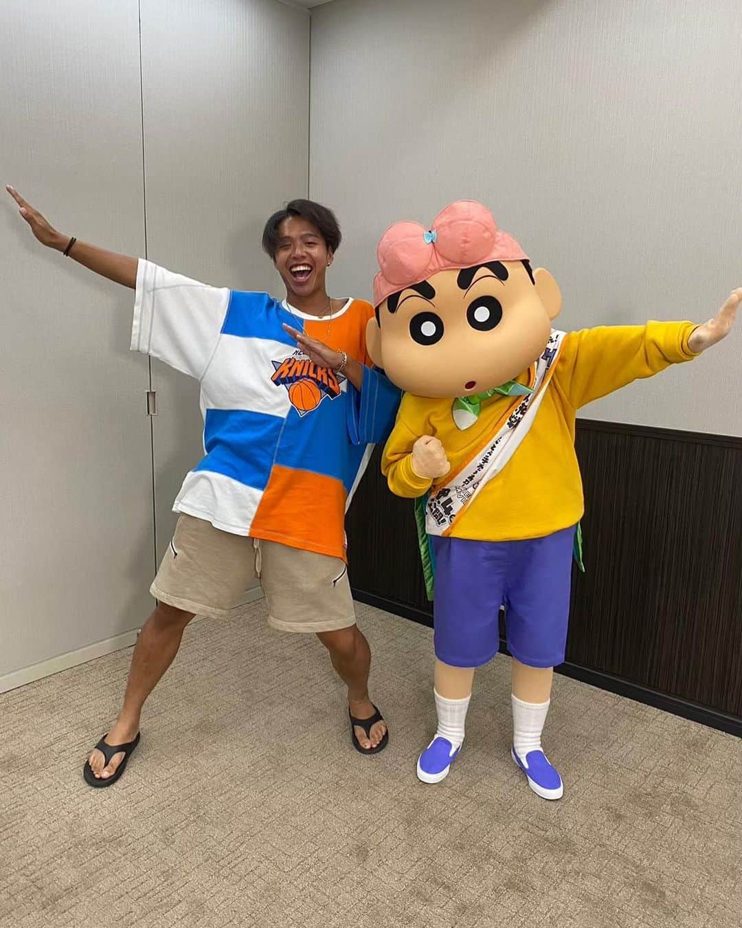 マックさんのインスタグラム写真 - (マックInstagram)「しんちゃんと会ったことがあるマック🥴 . . . . . . #時差投稿  #公開中 #しん次元クレヨンしんちゃんthemovie超能力大決戦とべとべ手巻き寿司  #クレヨンしんちゃん  #映画 #超おもろかった #しんちゃん大好きマック #しんちゃんで育った #話変わるけど #前の投稿と #服が一緒だけど #日にち違う日 #だから #よろしく #マック #とりあえずyeah!!」8月17日 1時31分 - john_mac2