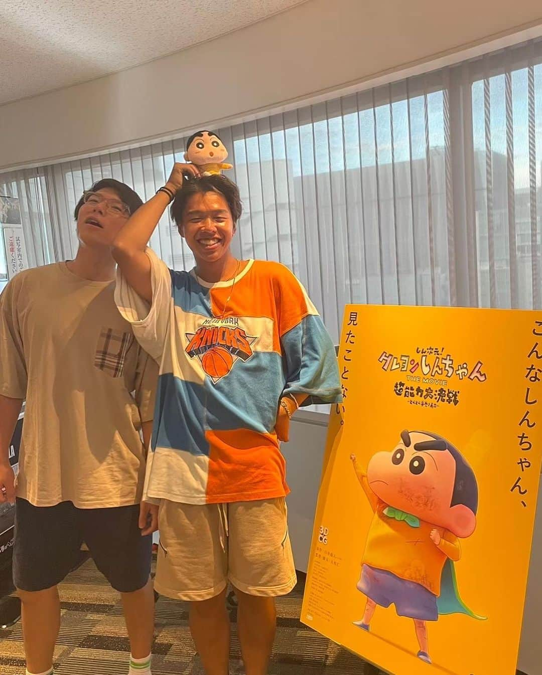 マックさんのインスタグラム写真 - (マックInstagram)「しんちゃんと会ったことがあるマック🥴 . . . . . . #時差投稿  #公開中 #しん次元クレヨンしんちゃんthemovie超能力大決戦とべとべ手巻き寿司  #クレヨンしんちゃん  #映画 #超おもろかった #しんちゃん大好きマック #しんちゃんで育った #話変わるけど #前の投稿と #服が一緒だけど #日にち違う日 #だから #よろしく #マック #とりあえずyeah!!」8月17日 1時31分 - john_mac2