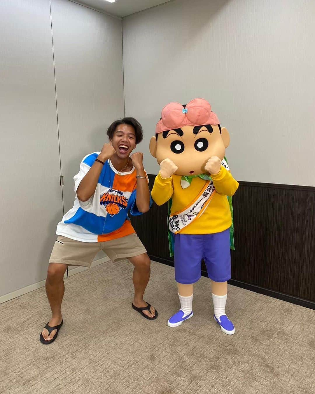 マックさんのインスタグラム写真 - (マックInstagram)「しんちゃんと会ったことがあるマック🥴 . . . . . . #時差投稿  #公開中 #しん次元クレヨンしんちゃんthemovie超能力大決戦とべとべ手巻き寿司  #クレヨンしんちゃん  #映画 #超おもろかった #しんちゃん大好きマック #しんちゃんで育った #話変わるけど #前の投稿と #服が一緒だけど #日にち違う日 #だから #よろしく #マック #とりあえずyeah!!」8月17日 1時31分 - john_mac2