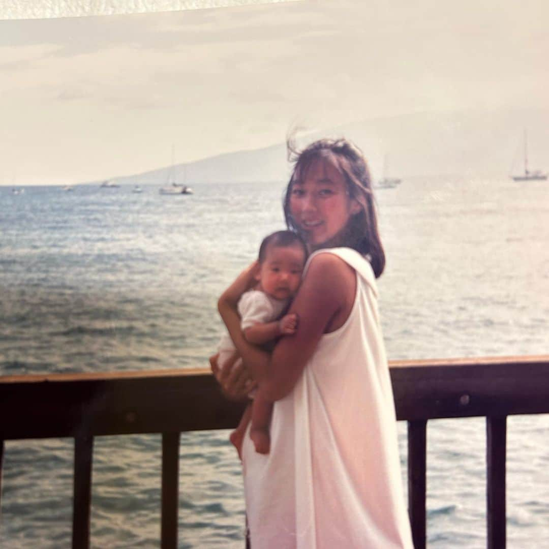 飯島寛子のインスタグラム：「My daughter Konatsu and I in Lahaina,1994. We miss Lahaina. I'm deeply sad. #imisslahaina #wildfire #mauistrong #mauinokaoi」