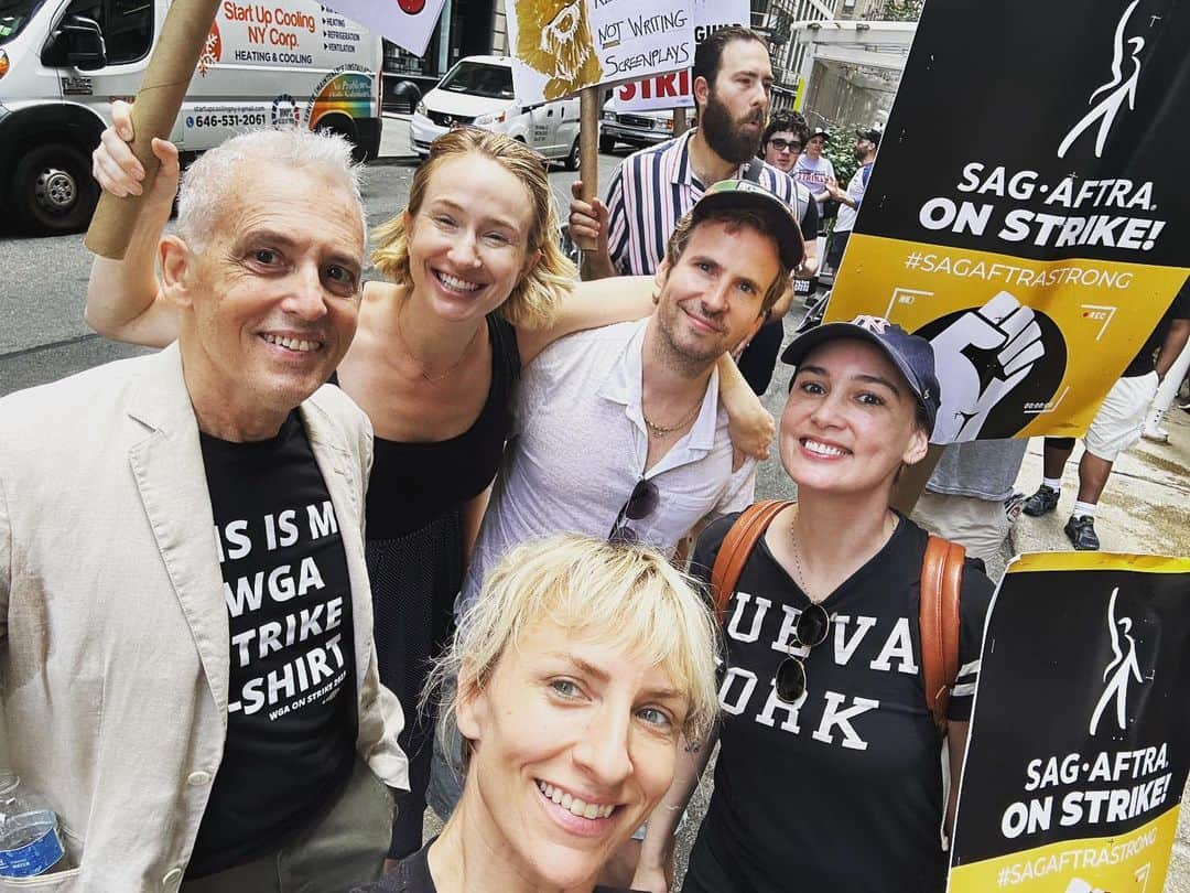 ミッキー・サムナーのインスタグラム：「Union Strong in NYC 💪✊🤟 with these amazing humans @tsimmes #donaldmargulies #halleyfeiffer @ryanspahn @rebeccamozo   @sagaftra @wgaeast #FuckAi #stayhuman #faircontractnow #wgastrong #sagaftrastrong @netflix @wbpictures @wbd #newyorkisauniontown」