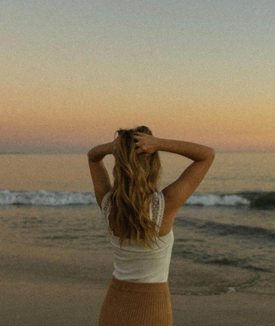 マリーナ・ラスウィックのインスタグラム：「Forever obsessed with this shoot🌙」