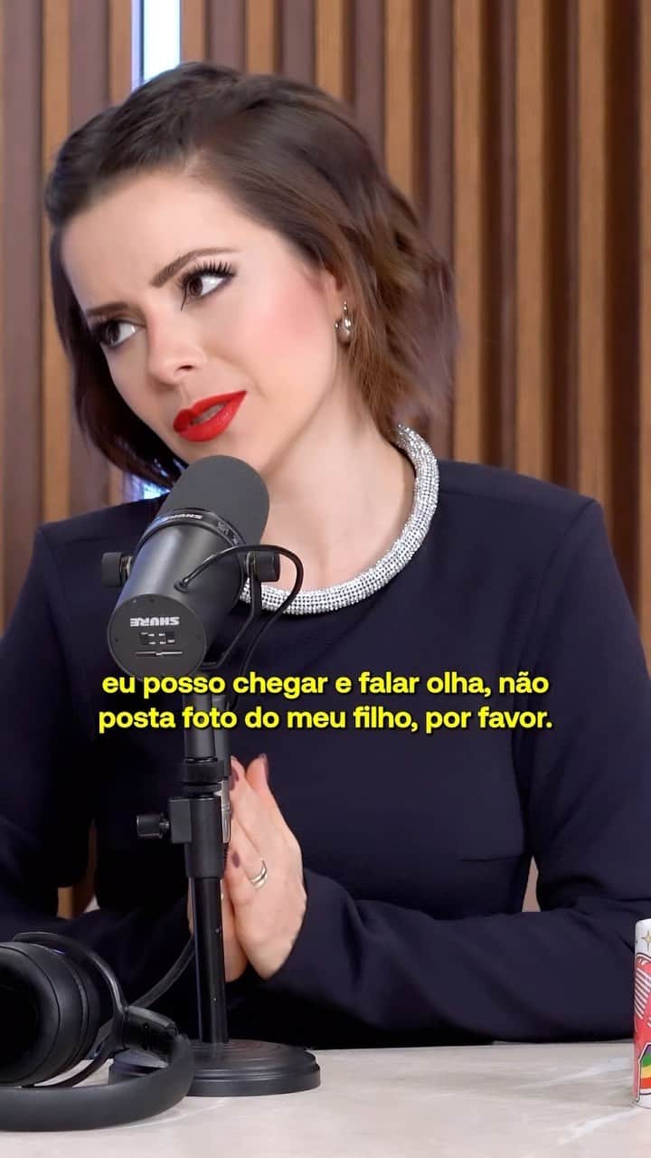 Giovanna Ewbankのインスタグラム：「Mais um trecho do #QuemPodePod viralizando e claro que a mamy aqui não poderia deixar de perguntar sobre a Sandy mãe. E quer saber? Eu AMEI a resposta dela! Cada maternidade é uma maternidade e eu imagino como deve ter sido pra alguém que sempre teve muita exposição desde  novinha e que é ninguém menos que a @sandyoficial ser mãe de uma criança que nem entende o fenômeno que é a mãe. Que lindo a Sandy falando das escolhas dela, do maternar dela e que importante a gente acolher as escolhas dela, do Junior e de todos os pais, famosos os anônimos, na criação dos seus filhos.   Ja falei que tô apaixonada pela Sandy e que quero ser amiga dela? Caracaaa! Tô muitooo 😍😍😍 Se quiser ficar também, assiste ao #QuemPodePod que tá demais! Vou deixar o link na bio, corre lá!」