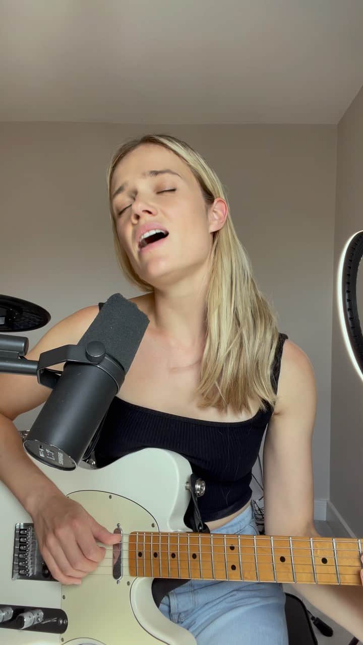 フローリーのインスタグラム：「THIS SONG IS BEAUTIFUL AND MAKES ME SAD AND YES MY DOG DID EAT THE TOP OF MY MICROPHONE 😑 . . . #billieeilish #barbie #dog」