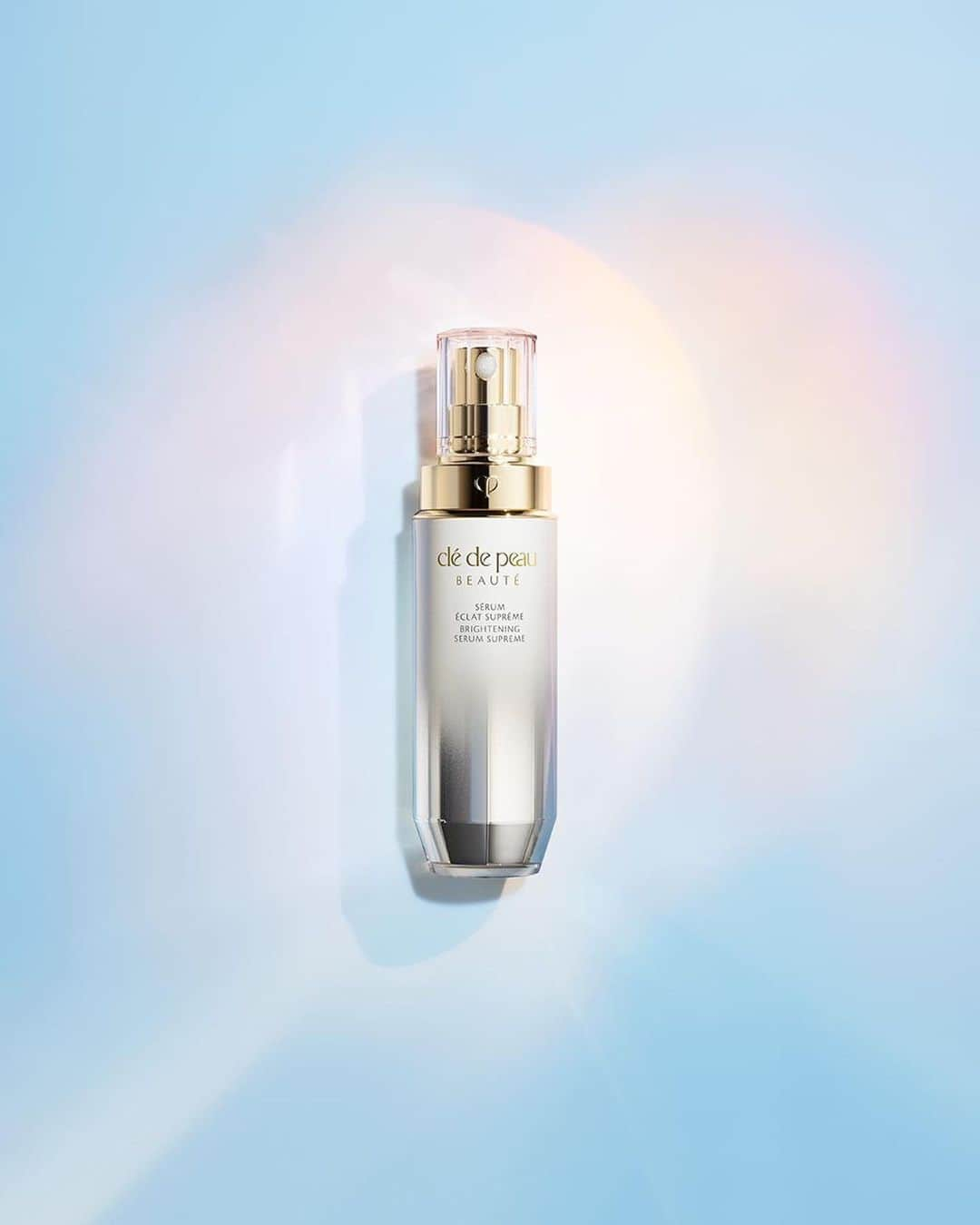 Clé de Peau Beauté Officialさんのインスタグラム写真 - (Clé de Peau Beauté OfficialInstagram)「Illuminate your skin with our #BrighteningSupremeSeries, designed to address dark spots, uneven skin tone and dullness. The #BrighteningSerumSupreme is infused with powerful brightening ingredients to boost your skin’s natural radiance for that lit-from-within glow. Complementing the serum is the #BrighteningMaskTreatmentSupreme, a two-step treatment that enhances your youthful appearance. It includes the Brightening Gentle Exfoliator Supreme to purify and prep your skin so that it can better absorb the nourishing ingredients of the Brightening Mask Supreme.   積極的にエイジングケア*を行いたい方に応える高機能エイジングデザインシリーズ。 クレ・ド・ポー ボーテ #セラムエクラＳ （医薬部外品）はシミが発生する根本原因に着目し、メラニン生成を抑えシミ・そばかすを防ぎ、生きいきとした輝きを引き出します。 この美容液とあわせて使っていただきたいのが、クレ・ド・ポー ボーテ #ソワンマスクエクラＳ 。 ソワンマスクエクラＳには、贅沢な輝きをまとった温感ジェル洗顔料エクスフォリアンエクラＳとマスクエクラＳ（医薬部外品）が含まれています。エクスフォリアンエクラＳが肌をほぐすように汚れや不要な角層を取り除くことで、その後に使用するマスクエクラＳの贅沢に含まれたうるおいや美白有効成分の肌への浸透**をサポートします。  *年齢に応じたうるおいによるお手入れのこと **角層まで」8月17日 13時00分 - cledepeaubeaute