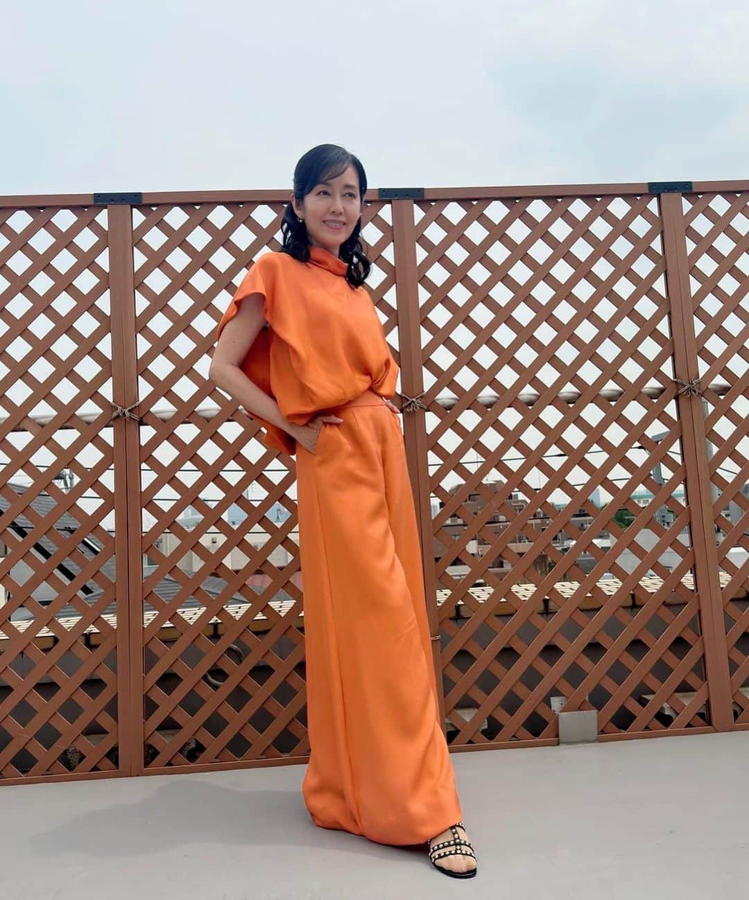 早見優さんのインスタグラム写真 - (早見優Instagram)「Summer-Autumn Fashion  Although it’s still summer, this orange outfit has Autumn vibes. Is it the hue of the color? Love the wide pant look!  @ykf.efu   #orange #autumn #widepants #セットアップ #fashion」8月17日 12時34分 - yuyuhayami