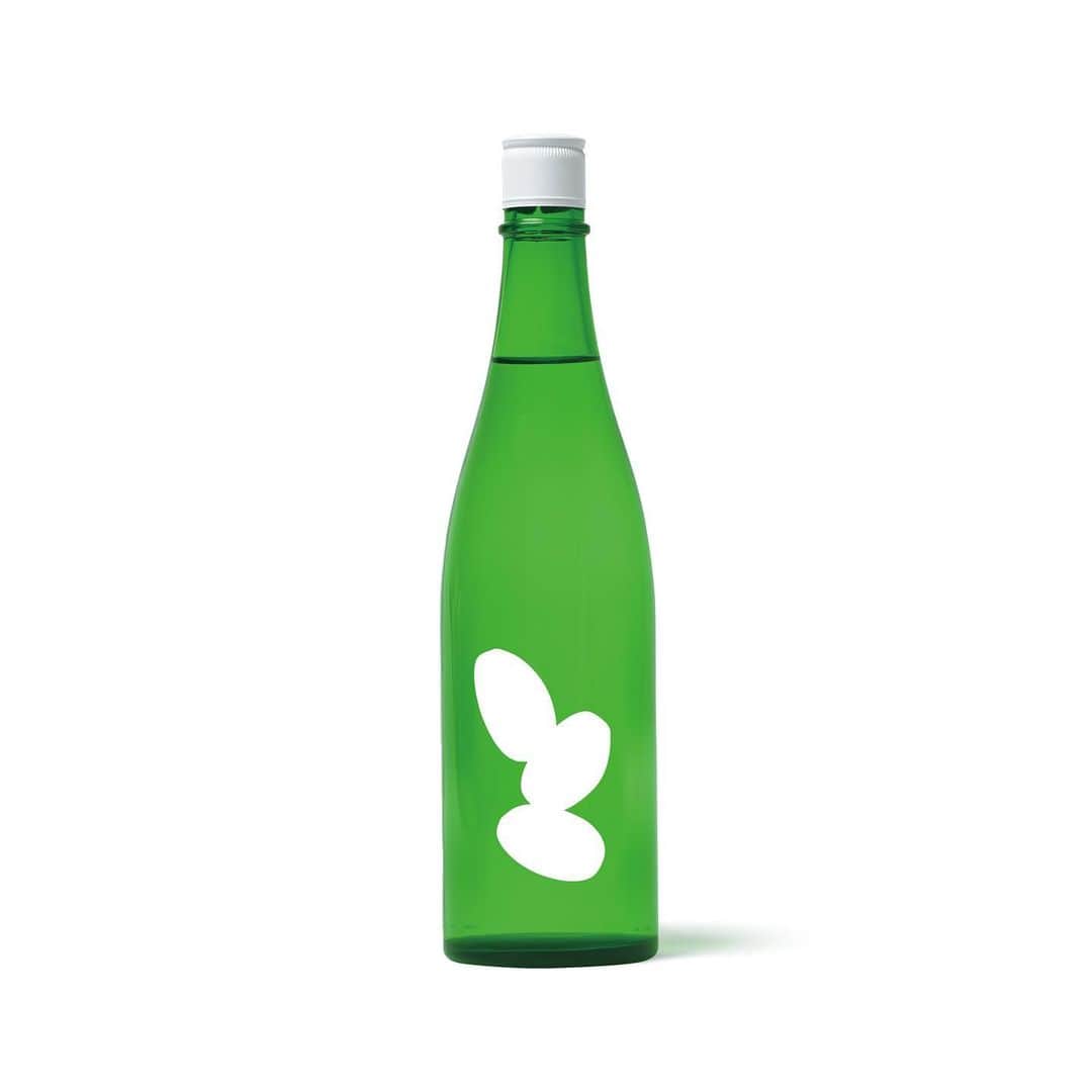 大嶺酒造のインスタグラム：「「NEWS / 新商品発売」 以下の限定商品を8/18（金）10:00より全国特約店、海外特約店、大嶺オンラインストア、新蔵直売所にて数量限定で販売致します。  【大嶺3粒 ひやおろし 山田錦】 透明感があり、マスカットや林檎のような爽やかな香りが印象的。お米由来のふくよかな旨味の中に山椒のようなピリっとしたスパイシーなニュアンス。まるで絹のように滑らかな舌触りで、最後は深みのある余韻が長く続く。  #大嶺酒造  #ohmine」