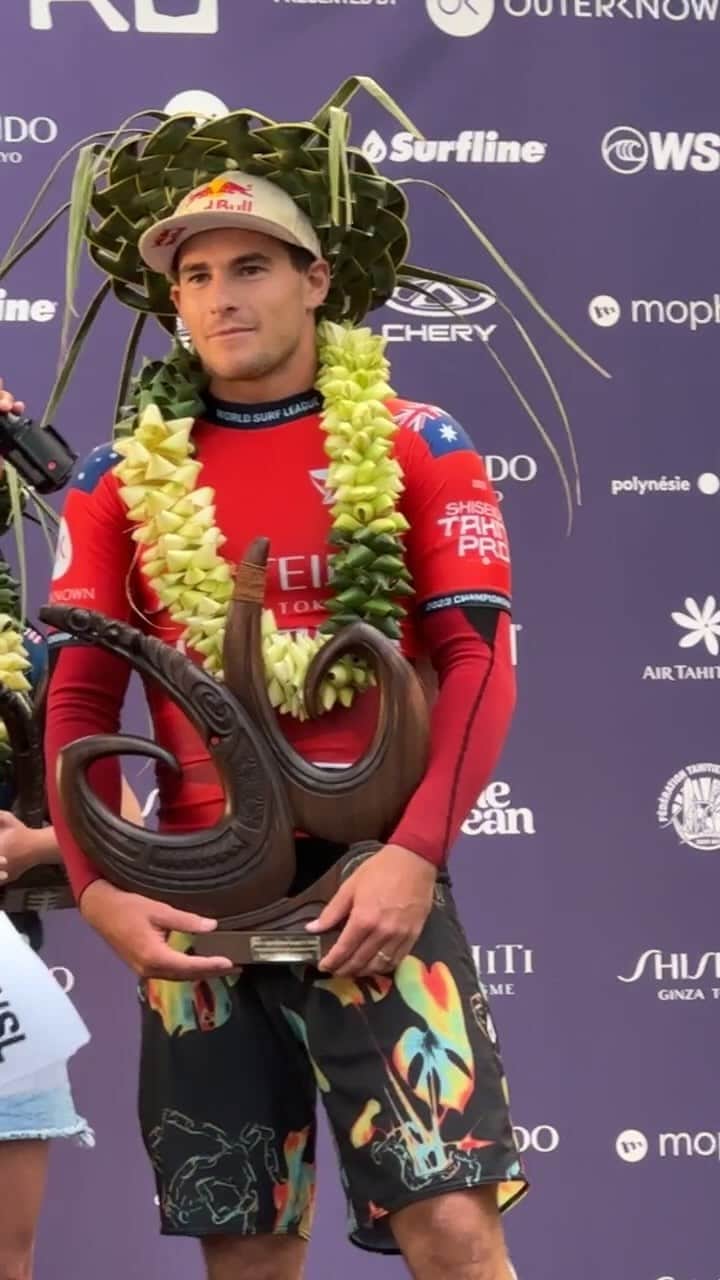 世界プロサーフィン連盟（WSL）のインスタグラム：「@shiseido #TahitiPro Awards Ceremony 🏆 @outerknown」