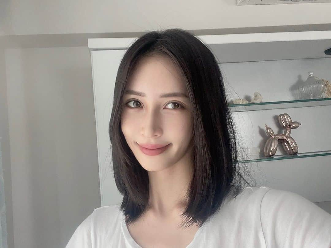 東あずさのインスタグラム：「鎖骨下ミディ💇🏻‍♀️💕」