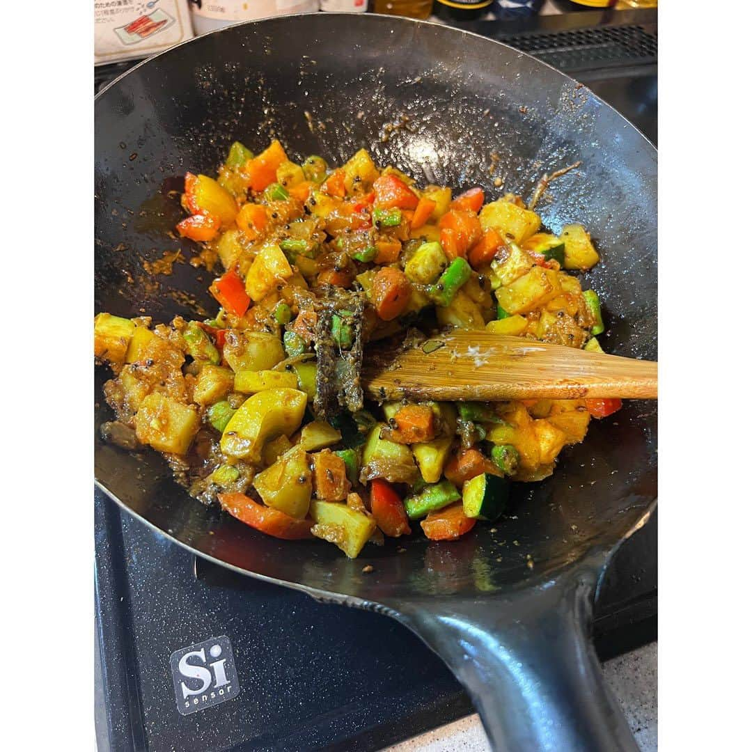 小塚舞子さんのインスタグラム写真 - (小塚舞子Instagram)「・ 最近はカレーの食べ歩きに加えて せっせとビリヤニを炊いてます。  フライドオニオンを作って その油でスパイスや野菜のベースを作り スパイスを入れたボイルドライスを茹でて ベース、ボイルドライス、フライドオニオン、ハーブたちを重ねて蒸す。  出来上がるまで どうなるかわからないのが楽しい。  アチャールは作り置きしておいて、 あとはサンバル、ラッサム、ダルのどれかを作って ドバッとかけて一緒にいただく。  夏野菜が豊富な季節のごちそう。 スパイスと野菜と塩だけで いろんな味や食感が生まれる。  自然のものがどれだけおいしいか みんなで食べて考える会をやりたいな〜。  まるふく農園さんのカレーリーフが とてもいい香りで最高。  #ビリヤニ」8月17日 11時32分 - kozukamaiko