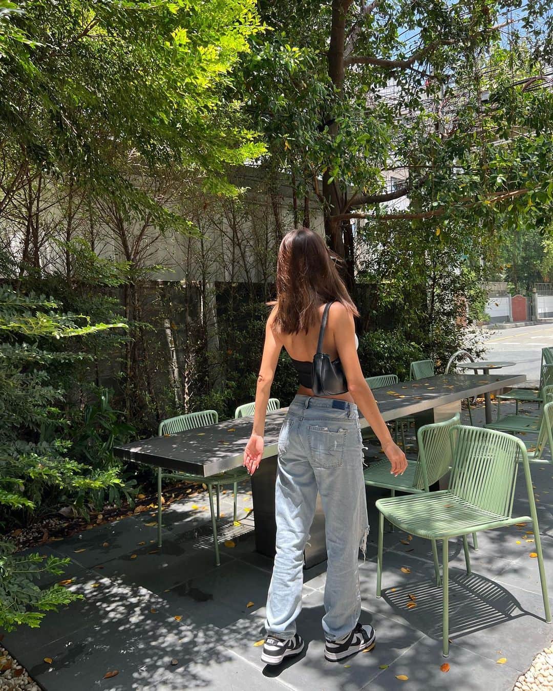 イプシー・キーラティのインスタグラム：「just can’t get enough of sunny day :)) 🖤🌞🎶」