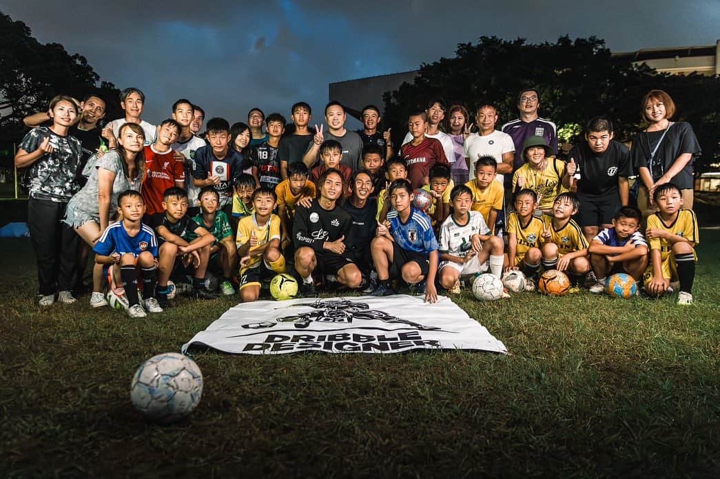 岡部将和さんのインスタグラム写真 - (岡部将和Instagram)「ドリームクリニックin 台湾🇹🇼  サッカー台湾代表キャプテン ウーさんに協力して頂き 台湾の子供たちに夢を与えてもらいました⚽️  その国のスーパースターが 自分らしく挑戦する大切さを伝える事は その国の子供たちにとって貴重な体験だと思っています  実際にウーさんを見る子供たちの目は輝いていました☀️ 次回はもっと多くの子供たちと一緒に ボールを蹴ったり、国際大会を開催したり その国を豊かにしたい企業、行政、サッカークラブなどが力を合わせて明るい未来を残していけたらいいなと思っています。  そのキッカケの１つに 自分もなれたらいいなと思っています  幸運な事に、その国のスーパースターとコラボする事やその国のトップ選手にドリブルを伝える機会があるので様々な国でこのような活動を広げていきたいと思います😊  海外に進出したい企業や 子供たちにプライスレスな体験をつくる協力をしてくださる方がいればご一緒してくだされば幸いです」8月17日 11時26分 - dribble_designer
