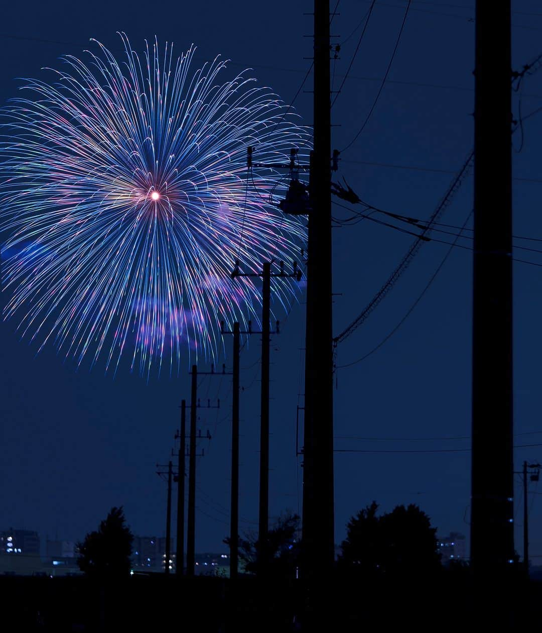 東京電力ホールディングス株式会社のインスタグラム：「電柱と花火 Utility poles and fireworks  #東京電力 #tepco #東京都 #電柱 #電柱風景 #電柱のある風景 #utilitypole #electricpole #wwwdc #夏 #風景写真 #景色写真 #夜空 #夜の散歩 #nightsky #night_photography #night_sky #花火 #fireworks」