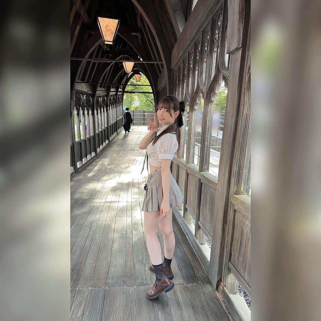 あまつ様のインスタグラム：「🪄 ⁡ ⁡ メイキングオブハリーポッター行ってきた🥳 ⁡ ⁡ 制服バウンドコーデ✌️ ⁡ ⁡ めちゃ楽しかったし超すごかった… ⁡ 近いうちにもう一回行きたい🥹✨✨✨✨✨ ⁡ ⁡ #あまつまりな #あまつ様 #グラビア #私服」