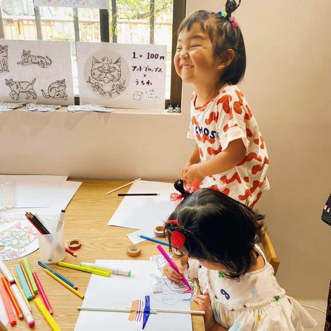 石野千尋さんのインスタグラム写真 - (石野千尋Instagram)「Mama & Kids Pocket Garden @trees_nakameguro  Photo Booth and photo props workshop 🐈‍⬛  パパが娘のお誕生日のために描いた猫とお花の背景で、 フォトブースを作って撮影しました📷 50人以上の方が来てくれたようでビックリ👀  お隣では @komaki10 さんのヘアアレンジブースがあり、リボンやカラフルなヘアアクセが嬉しくてみんなテンション上がりすぎ💕ガールズみんなキラキラ大変身🥰魔法みたいだねって娘が言ってました🪄  フォトプロップスとうちわの塗り絵ワークショップはうちのパパ担当。こちらでもたくさんのお子様たちの笑顔が見られて嬉しかったです🥰  合間で食べた @you_enn_ さんのお弁当とスイーツが体に沁みました♡  息子は病み上がりだったのでばーばとお留守番でしたが、娘は同年代のお友達と遊んだり、接客も頑張ってくれました！家族で楽しいイベントに参加させてもらい、ゆっくりお寿司を食べてきました😊  遊びに来てくれたお友達の皆さんもありがとう❣️  たくさんあったフリマの子ども服と大人服、1着もゆっくり見られなかったのでまた開催して欲しいです♡  @rina_kina @kiyomi_s_k 素敵なイベントにお誘いいただきどうもありがとうございました！  #mamaandkids #kids #familyphotography #pocketgarden  #photobooth #photographer #workshop #photoprops #fleamarket #kidsfashion #photography #フォトブース #家族写真 #子ども写真 #写真館 #こども写真館 #撮影 #キッズ撮影 #フォトグラファー」8月17日 11時38分 - chihiroishino