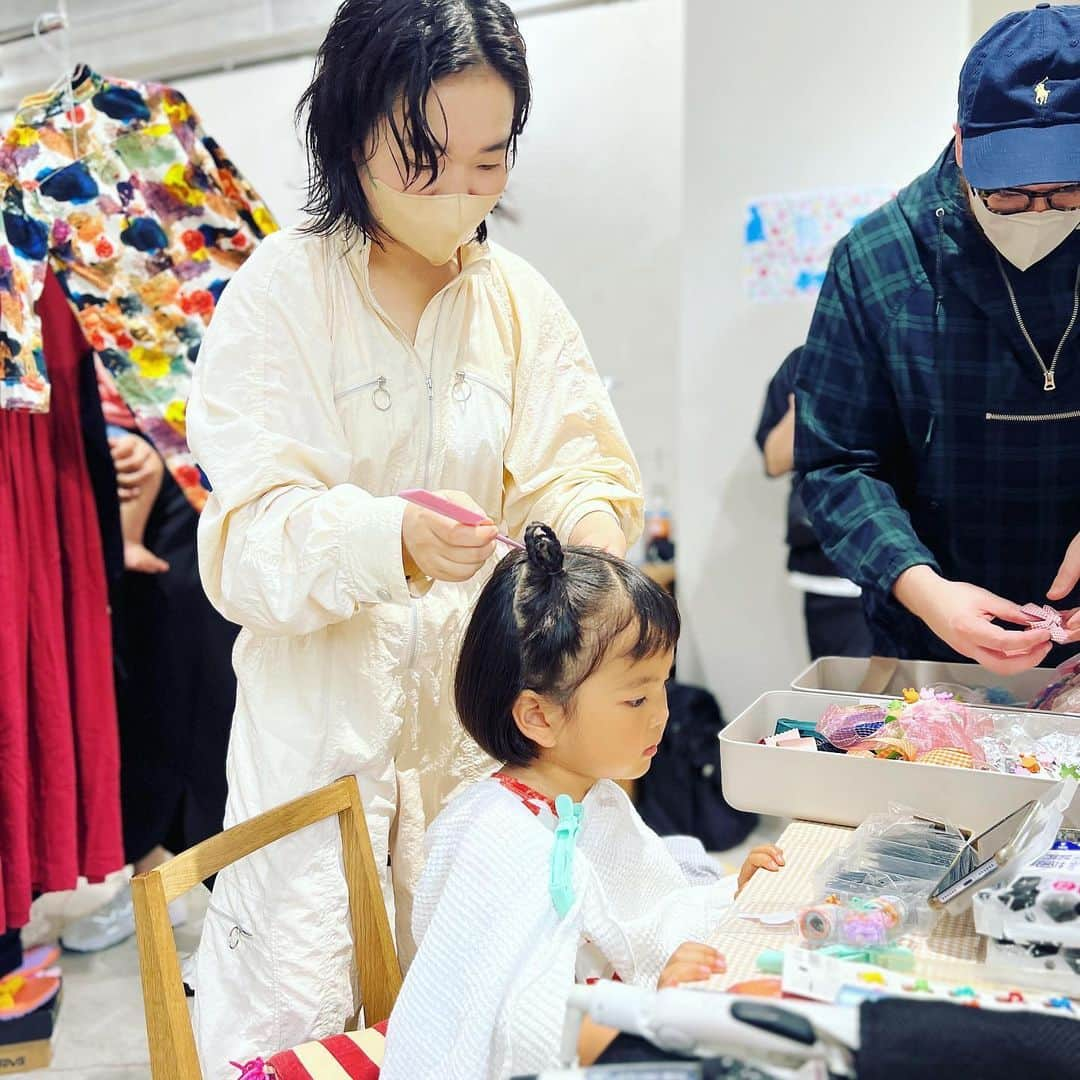 石野千尋さんのインスタグラム写真 - (石野千尋Instagram)「Mama & Kids Pocket Garden @trees_nakameguro  Photo Booth and photo props workshop 🐈‍⬛  パパが娘のお誕生日のために描いた猫とお花の背景で、 フォトブースを作って撮影しました📷 50人以上の方が来てくれたようでビックリ👀  お隣では @komaki10 さんのヘアアレンジブースがあり、リボンやカラフルなヘアアクセが嬉しくてみんなテンション上がりすぎ💕ガールズみんなキラキラ大変身🥰魔法みたいだねって娘が言ってました🪄  フォトプロップスとうちわの塗り絵ワークショップはうちのパパ担当。こちらでもたくさんのお子様たちの笑顔が見られて嬉しかったです🥰  合間で食べた @you_enn_ さんのお弁当とスイーツが体に沁みました♡  息子は病み上がりだったのでばーばとお留守番でしたが、娘は同年代のお友達と遊んだり、接客も頑張ってくれました！家族で楽しいイベントに参加させてもらい、ゆっくりお寿司を食べてきました😊  遊びに来てくれたお友達の皆さんもありがとう❣️  たくさんあったフリマの子ども服と大人服、1着もゆっくり見られなかったのでまた開催して欲しいです♡  @rina_kina @kiyomi_s_k 素敵なイベントにお誘いいただきどうもありがとうございました！  #mamaandkids #kids #familyphotography #pocketgarden  #photobooth #photographer #workshop #photoprops #fleamarket #kidsfashion #photography #フォトブース #家族写真 #子ども写真 #写真館 #こども写真館 #撮影 #キッズ撮影 #フォトグラファー」8月17日 11時38分 - chihiroishino