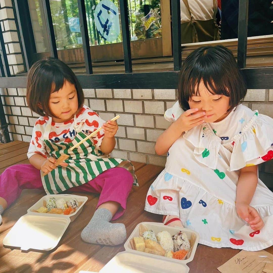 石野千尋さんのインスタグラム写真 - (石野千尋Instagram)「Mama & Kids Pocket Garden @trees_nakameguro  Photo Booth and photo props workshop 🐈‍⬛  パパが娘のお誕生日のために描いた猫とお花の背景で、 フォトブースを作って撮影しました📷 50人以上の方が来てくれたようでビックリ👀  お隣では @komaki10 さんのヘアアレンジブースがあり、リボンやカラフルなヘアアクセが嬉しくてみんなテンション上がりすぎ💕ガールズみんなキラキラ大変身🥰魔法みたいだねって娘が言ってました🪄  フォトプロップスとうちわの塗り絵ワークショップはうちのパパ担当。こちらでもたくさんのお子様たちの笑顔が見られて嬉しかったです🥰  合間で食べた @you_enn_ さんのお弁当とスイーツが体に沁みました♡  息子は病み上がりだったのでばーばとお留守番でしたが、娘は同年代のお友達と遊んだり、接客も頑張ってくれました！家族で楽しいイベントに参加させてもらい、ゆっくりお寿司を食べてきました😊  遊びに来てくれたお友達の皆さんもありがとう❣️  たくさんあったフリマの子ども服と大人服、1着もゆっくり見られなかったのでまた開催して欲しいです♡  @rina_kina @kiyomi_s_k 素敵なイベントにお誘いいただきどうもありがとうございました！  #mamaandkids #kids #familyphotography #pocketgarden  #photobooth #photographer #workshop #photoprops #fleamarket #kidsfashion #photography #フォトブース #家族写真 #子ども写真 #写真館 #こども写真館 #撮影 #キッズ撮影 #フォトグラファー」8月17日 11時38分 - chihiroishino