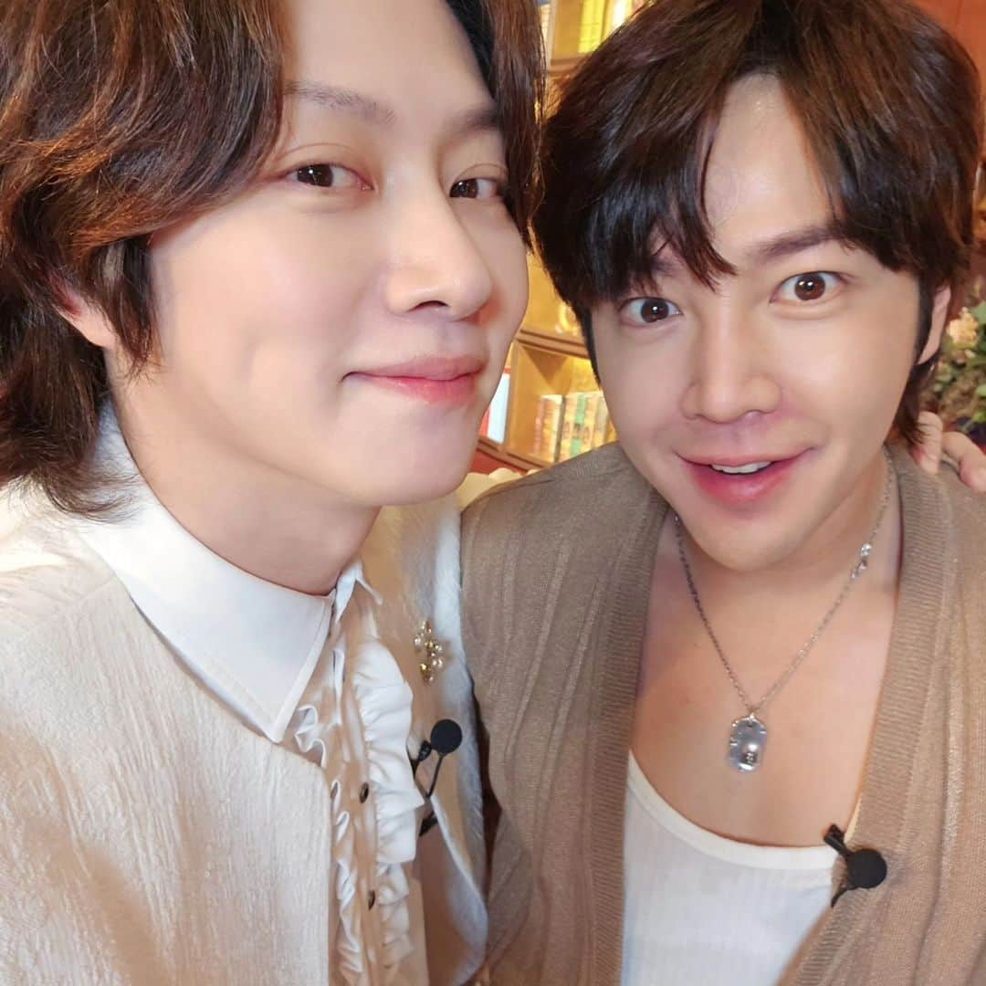 ヒチョルのインスタグラム：「싸이월드의 단맛, 쓴맛을 다 경험한 두 남자‼️ . . #나는장근석 #쪼코볼 #H워얼V」