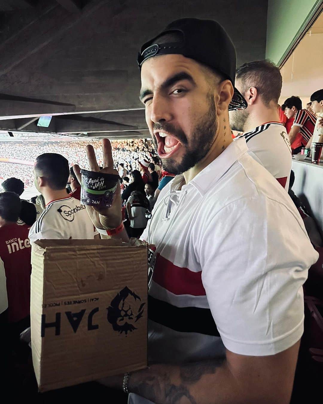 カイオ・カストロのインスタグラム：「Chegamos no Morumbi 💜😎」