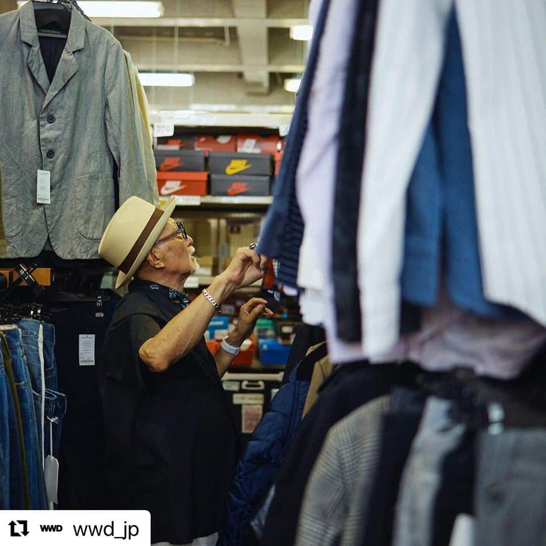 タケオ キクチさんのインスタグラム写真 - (タケオ キクチInstagram)「#Repost @wwd_jp  ・・・ インタビュー：菊池武夫84歳、古着の山にワクワク　遊び心あふれる厳選100点を「ラグタグ」で販売  ワールドのメンズブランド「タケオキクチ（TAKEO KIKUCHI）」のクリエイティブディレクターを務める菊池武夫は、グループ企業のティンパンアレイが運営する古着チェーン「ラグタグ（RAGTAG）」と協業する。菊池が倉庫からセレクトした古着100点を、11月にワールド北青山ビルで開催するポップアップイベント「246st マーケット」で販売する。ポップアップにはスタイリストの三田真一、ファッションジャーナリストのシトウレイらも参加する。  7月下旬、菊池は都内のラグタグ倉庫に足を運び、ポップアップで販売する商品をピックアップした。「こりゃあすごいね」。約30万点の古着の山を前に目を輝かせた。「最近はテーラードが気分」と言い、かっちりとしたセットアップスーツを中心にスパンコールのブルゾンやパッチワークのミリタリージャケットもセレクトし、遊び心を忘れない。  「スーツはドレスアップのイメージだけど、自由に楽しんでもらいたい」と菊池。「今はモノも情報も増えたから、皆服をじっくり吟味して選ぶだろう。でも“冒険”はしづらくなっているんじゃないだろうか。着たいものを好きに着るのが一番楽しいんだ」と話す。ピックアップに要したのは1時間余り。「久々にワクワクした。あんなにたくさんの中から、自分が好きな服を選べることは中々ないからね」。  インタビュー全文は @wwd_jp プロフィールのリンクから  PHOTO：KAZUSHI TOYOTA  #菊池武夫#TAKEOKIKUCHI#タケオキクチ#RAGTAG#ラグタグ#古着#古着屋#246stmarket#ポップアップ#インタビュー#クリエイティブディレクター」8月17日 12時05分 - takeokikuchi_official