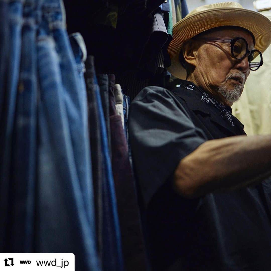 タケオ キクチさんのインスタグラム写真 - (タケオ キクチInstagram)「#Repost @wwd_jp  ・・・ インタビュー：菊池武夫84歳、古着の山にワクワク　遊び心あふれる厳選100点を「ラグタグ」で販売  ワールドのメンズブランド「タケオキクチ（TAKEO KIKUCHI）」のクリエイティブディレクターを務める菊池武夫は、グループ企業のティンパンアレイが運営する古着チェーン「ラグタグ（RAGTAG）」と協業する。菊池が倉庫からセレクトした古着100点を、11月にワールド北青山ビルで開催するポップアップイベント「246st マーケット」で販売する。ポップアップにはスタイリストの三田真一、ファッションジャーナリストのシトウレイらも参加する。  7月下旬、菊池は都内のラグタグ倉庫に足を運び、ポップアップで販売する商品をピックアップした。「こりゃあすごいね」。約30万点の古着の山を前に目を輝かせた。「最近はテーラードが気分」と言い、かっちりとしたセットアップスーツを中心にスパンコールのブルゾンやパッチワークのミリタリージャケットもセレクトし、遊び心を忘れない。  「スーツはドレスアップのイメージだけど、自由に楽しんでもらいたい」と菊池。「今はモノも情報も増えたから、皆服をじっくり吟味して選ぶだろう。でも“冒険”はしづらくなっているんじゃないだろうか。着たいものを好きに着るのが一番楽しいんだ」と話す。ピックアップに要したのは1時間余り。「久々にワクワクした。あんなにたくさんの中から、自分が好きな服を選べることは中々ないからね」。  インタビュー全文は @wwd_jp プロフィールのリンクから  PHOTO：KAZUSHI TOYOTA  #菊池武夫#TAKEOKIKUCHI#タケオキクチ#RAGTAG#ラグタグ#古着#古着屋#246stmarket#ポップアップ#インタビュー#クリエイティブディレクター」8月17日 12時05分 - takeokikuchi_official
