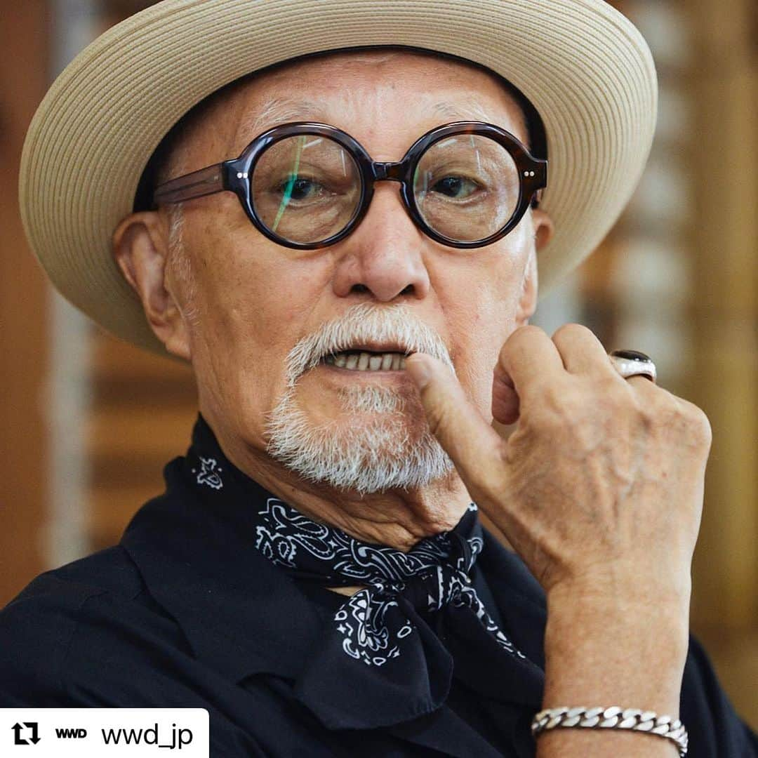 タケオ キクチさんのインスタグラム写真 - (タケオ キクチInstagram)「#Repost @wwd_jp  ・・・ インタビュー：菊池武夫84歳、古着の山にワクワク　遊び心あふれる厳選100点を「ラグタグ」で販売  ワールドのメンズブランド「タケオキクチ（TAKEO KIKUCHI）」のクリエイティブディレクターを務める菊池武夫は、グループ企業のティンパンアレイが運営する古着チェーン「ラグタグ（RAGTAG）」と協業する。菊池が倉庫からセレクトした古着100点を、11月にワールド北青山ビルで開催するポップアップイベント「246st マーケット」で販売する。ポップアップにはスタイリストの三田真一、ファッションジャーナリストのシトウレイらも参加する。  7月下旬、菊池は都内のラグタグ倉庫に足を運び、ポップアップで販売する商品をピックアップした。「こりゃあすごいね」。約30万点の古着の山を前に目を輝かせた。「最近はテーラードが気分」と言い、かっちりとしたセットアップスーツを中心にスパンコールのブルゾンやパッチワークのミリタリージャケットもセレクトし、遊び心を忘れない。  「スーツはドレスアップのイメージだけど、自由に楽しんでもらいたい」と菊池。「今はモノも情報も増えたから、皆服をじっくり吟味して選ぶだろう。でも“冒険”はしづらくなっているんじゃないだろうか。着たいものを好きに着るのが一番楽しいんだ」と話す。ピックアップに要したのは1時間余り。「久々にワクワクした。あんなにたくさんの中から、自分が好きな服を選べることは中々ないからね」。  インタビュー全文は @wwd_jp プロフィールのリンクから  PHOTO：KAZUSHI TOYOTA  #菊池武夫#TAKEOKIKUCHI#タケオキクチ#RAGTAG#ラグタグ#古着#古着屋#246stmarket#ポップアップ#インタビュー#クリエイティブディレクター」8月17日 12時05分 - takeokikuchi_official