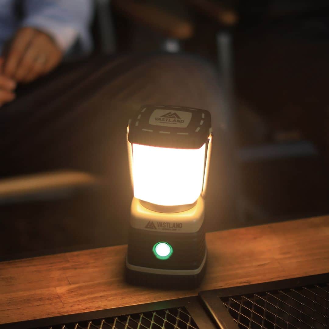 VASTLANDのインスタグラム：「. ／ 「充電式LEDランタン 1000ルーメン」 が8月26日（土）に発売決定🎊 ＼  約1,000ルーメンの明るさで、広範囲を照らすメインランタンとして使える💡「置く・吊るす・掛ける」など様々な方法で設置可能です✨  Amazon店&楽天市場店で20%OFFになる「発売キャンぺーン」も開催🎉  ■発売キャンペーン価格：2,624円（税込） ※9月2日以降は3,280円（税込）  ■商品詳細 ・サイズ：約）幅9cm×奥行9cm×高さ18.5cm ・重量：約）515g ・明るさ：約）1,000ルーメン（最大） ・カラー：オリーブ、タン  充電式LEDランタン 1000ルーメンの詳細&発売キャンペーンは、特集ページで詳しく解説しています💁‍♂️  特集ページへは、プロフィール（@vastland.jp）のリンクから🔗  無段階調光・3段階調色で、使用シーンにあった点灯パターンに変更が可能です✨  ご不明点はお気軽にご質問ください😌  #VASTLAND #ヴァストランド #充電式LEDランタン #LEDランタン #ランプ #キャンプ #キャンプギア」