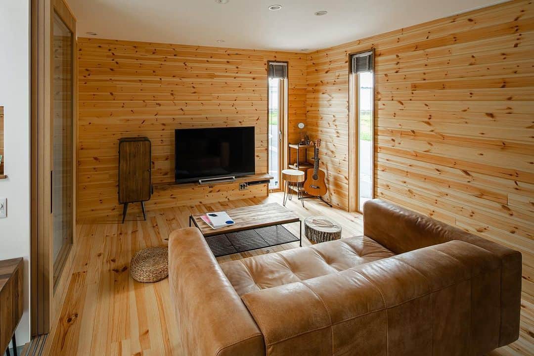 ルポハウス一級建築士事務所さんのインスタグラム写真 - (ルポハウス一級建築士事務所Instagram)「・ ・ ・ 《アウトドアを楽しむインダストリアルな木の家》  ●Entrance＆Living 玄関を開けると広がる大きな土間。 仕切りの大きな3枚引戸は、フルオープンにすることで一体感のある空間使いを可能にします。 無垢床と壁板張りのリビングでは、表情のある木目もインテリアの一部に。 ・ ・ ・ 𓐌𓐌𓐌𓐌𓐌𓐌𓐌𓐌𓐌𓐌𓐌𓐌𓐌𓐌𓐌𓐌𓐌𓐌  ルポハウスの施工事例はこちらまで☞ @reposhouse  𓐌𓐌𓐌𓐌𓐌𓐌𓐌𓐌𓐌𓐌𓐌𓐌𓐌𓐌𓐌𓐌𓐌𓐌 #ルポハウス は#ちょっとかっこいい家 を"友人のために" という思いでつくっています。 一生に一度の#マイホーム。 「あなたにしかできない」×「ルポハウスだからできる」で、 私たちだけの#家づくり を思いっきり楽しんでみませんか？！ ・ ・ ・ #住宅 #注文住宅 #新築一戸建て #デザイナーズ住宅  #一級建築士事務所 #設計事務所 #滋賀県の設計事務所 #myhome #instahouse #design #instahome #myhouseidea #玄関インテリア #土間玄関 #名古屋モザイクタイル #コットメント #600角タイル #ボルドーパイン #無垢床  #チャネルオリジナル #リビングインテリア #マイホーム計画 #家づくりアイディア」8月17日 12時00分 - reposhouse