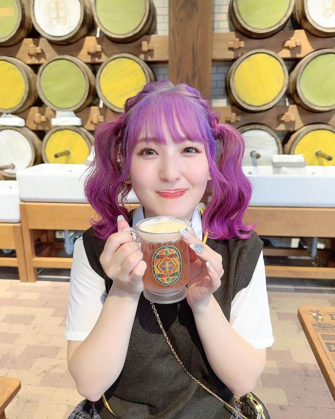 のインスタグラム：「🥳🎉🎂 ⁡ ⁡ 今年も一つ、歳を重ねてしまいました。 もうラストなあれです。。。笑 ⁡ 今も自由に生きていますが、 まだまだ経験したことのないこと、 行ったことのない場所たくさん知りたいです🥰 ⁡ 実は声優業の他にも動画編集も お仕事でしてるんです😌 そちらの技術向上も頑張りつつ、 インスタも全力で楽しみます💘 あとは！美容も頑張るぞ🔥🔥🔥 ⁡ ⁡ 写真はハリーポッター行ったときの！ 盛れたのでお誕生日に載せることにしました！ まだあるのでお付き合い下さいね🥹笑 まだツインテしたいんじゃ〜🐈‍⬛🐾 ⁡ ヘアアレンジはさとかなさんに お願いしちゃいました🥰🩷 ⁡ ⁡ ⁡ #ハリーポッター #ハリーポッタースタジオツアー #ハリーポッターコーデ #ワーナーブラザーズスタジオツアー #harrypotter #butterbeer #stylinghair #twintail #purplehair #誕生日」